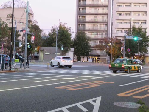 自動車を使った無差別殺人を予告する投稿が届いた、豊島区役所近くの都道（撮影・村上幸将）