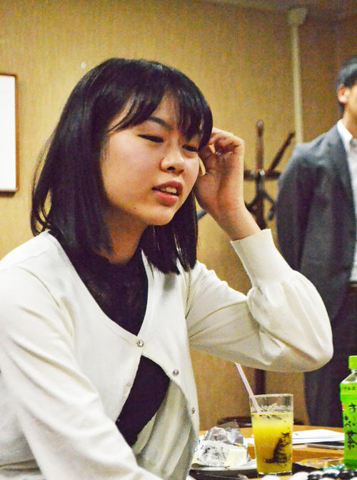 囲碁の第38期女流本因坊戦挑戦手合5番勝負第4局で藤沢里菜女流本因坊を下して、タイトルを獲得した上野愛咲美女流棋聖（撮影・赤塚辰浩）