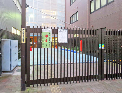 自動車を使った無差別殺人を予告する投稿が届いた豊島区役所に近い、豊島区立南池袋小学校（撮影・村上幸将）