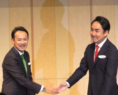 経営統合に関する共同会見で握手する、Zホールディングス川辺健太郎社長（左）とLINE出沢剛社長（撮影・村上幸将）