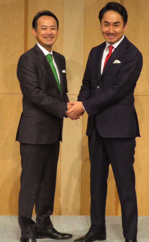 経営統合に関する共同会見で握手する、Zホールディングス川辺健太郎社長（左）とLINE出沢剛社長（撮影・村上幸将）
