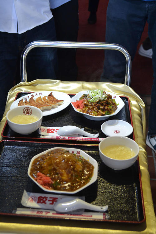 昼食休憩で藤井七段が頼んだ「覚醒のねぎあんかけ炒飯」「復刻創業餃子」（上）と、広瀬竜王の「魅惑の肉あんかけニラ玉炒飯」（下）