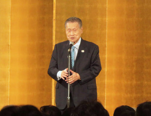 桜を見る会の前夜祭と同じ都内ホテルでのパーティーで祝辞を述べる森喜朗元首相（撮影・大上悟）