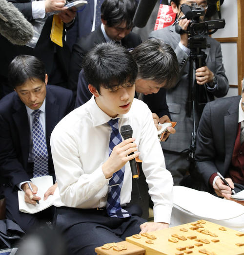 広瀬章人竜王に敗れ、史上最年少でのタイトル戦挑戦が持ち越しとなった藤井聡太七段（撮影・青山麻美）
