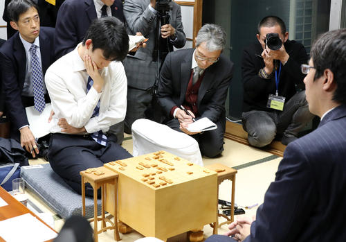 広瀬章人竜王に敗れ、史上最年少でのタイトル戦挑戦が持ち越しとなった藤井聡太七段（中央）（撮影・青山麻美）