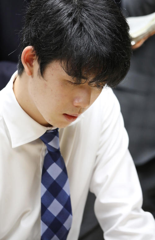 広瀬章人竜王に敗れ、史上最年少でのタイトル戦挑戦が持ち越しとなった藤井聡太七段（撮影・青山麻美）