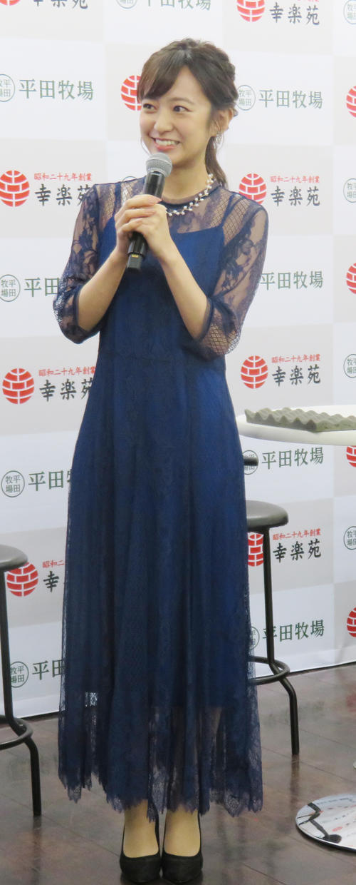 幸楽苑記者発表会に出席し笑顔で会話をするモデルの千田絵民（撮影・佐藤勝亮）