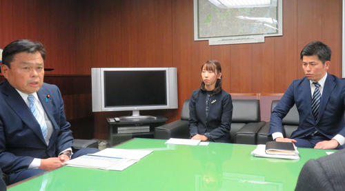 小沢樹里代表（中央）松永さんの夫（右）ら、あいの会の面々に語りかける、赤羽一嘉国交大臣（左）（撮影・村上幸将）
