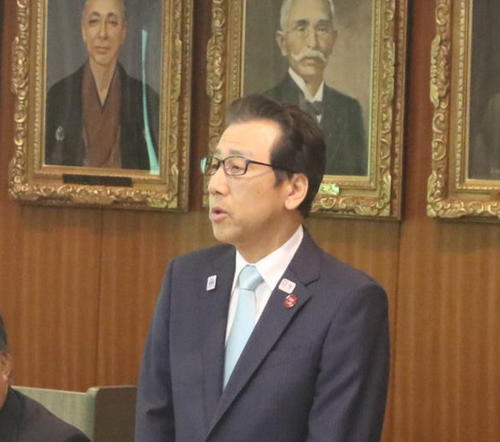 冒頭であいさつをする秋元札幌市長（撮影・西塚祐司）