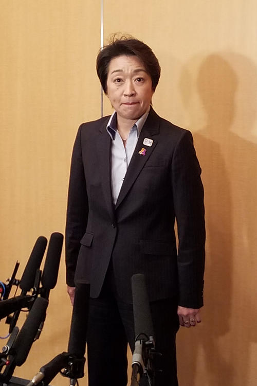 イベント後に取材に応じる橋本五輪相（撮影・浅水友輝）