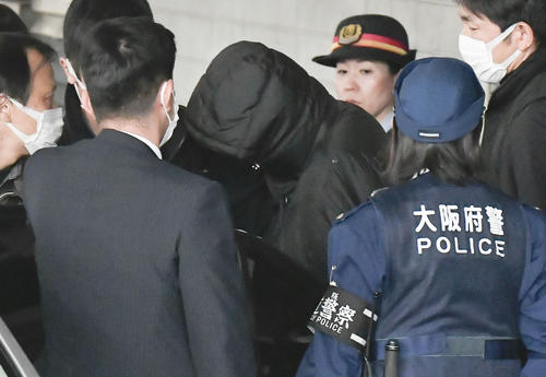 移送される伊藤仁士容疑者（中央）（共同）