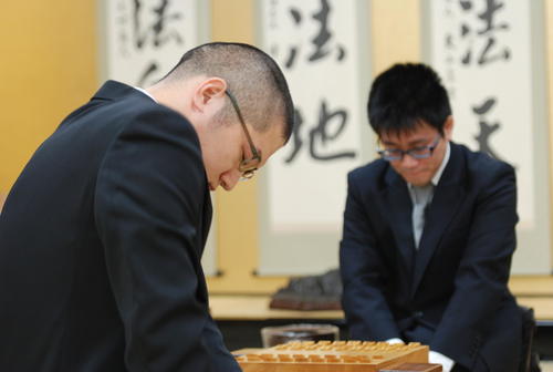 対局開始を待つ折田翔吾アマ（手前）と黒田尭之四段（撮影・松浦隆司）