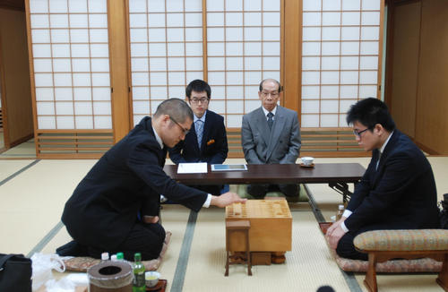 対局がスタート、折田翔吾アマ（左）と黒田尭之四段（撮影・松浦隆司）
