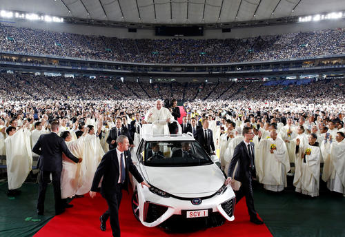 大規模ミサの会場となった東京ドームで、トヨタの水素カー「ＭＩＲＡＩ」に乗って場内を回るローマ教皇フランシスコ（ロイター）