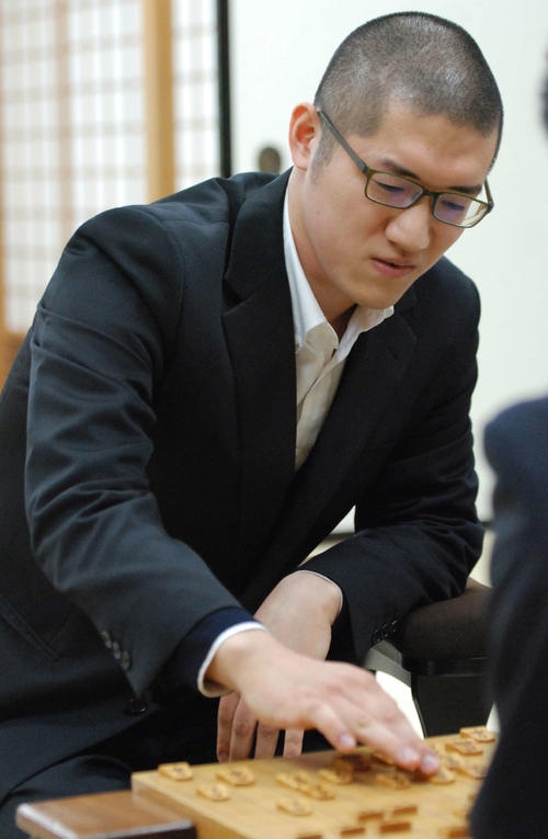 第1局を制し、感想戦をする折田翔吾アマ（撮影・松浦隆司）