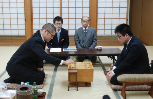 対局する折田翔吾アマ（左）と黒田尭之四段（撮影・松浦隆司）
