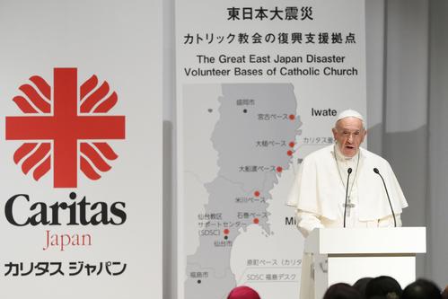 東日本大震災被災者との集いで、スピーチするローマ教皇フランシスコ（共同）