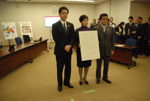 左から吉村洋文府知事、小池百合子都知事、松井一郎市長（撮影・松浦隆司）