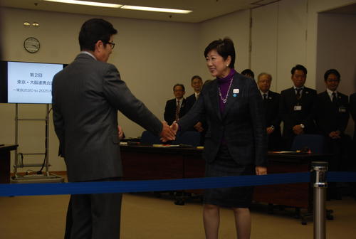 大阪市の松井一郎市長の出迎えを受ける小池百合子知事（右）（撮影・松浦隆司）