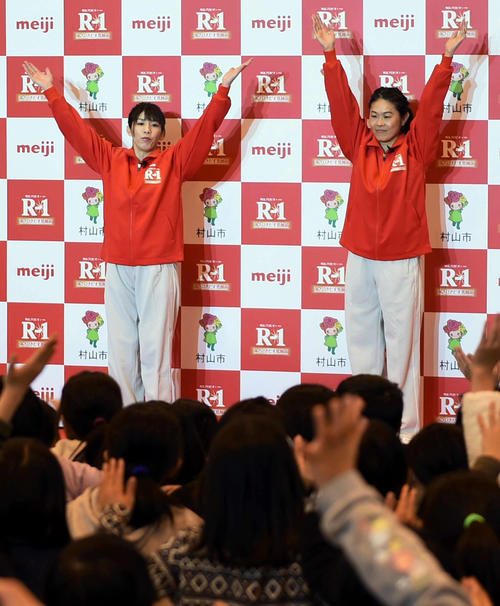 児童らの前で体調管理体操を披露する吉田さん（左）と澤さん（撮影・山田愛斗）