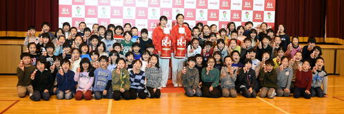 トークショー後に児童と記念写真を撮る吉田さん（中央左）と澤さん（撮影・山田愛斗）