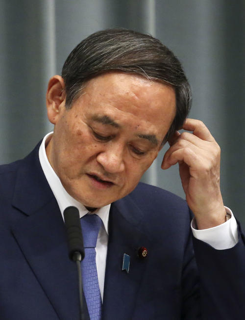 記者会見する菅官房長官（共同）