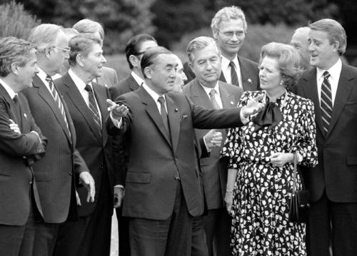 1986年5月、東京サミットで記念撮影後に各国首脳と話す中曽根康弘首相（中央）（共同）