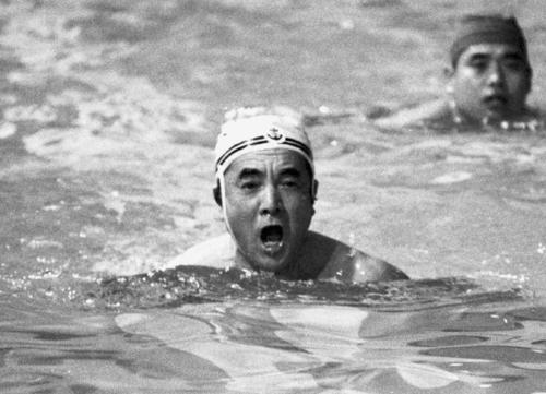 1982年12月、ホテルのプールで泳ぐ中曽根康弘首相（共同）