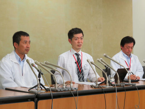 厚労省で会見を開いたケイセイ・フーズ労働組合の、左から井原永治氏、加藤正樹氏、諏訪正宏氏（11月7日撮影）