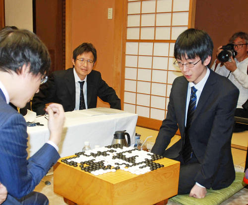 感想戦を行う芝野虎丸2冠（右）と井山裕太3冠（撮影・松浦隆司）