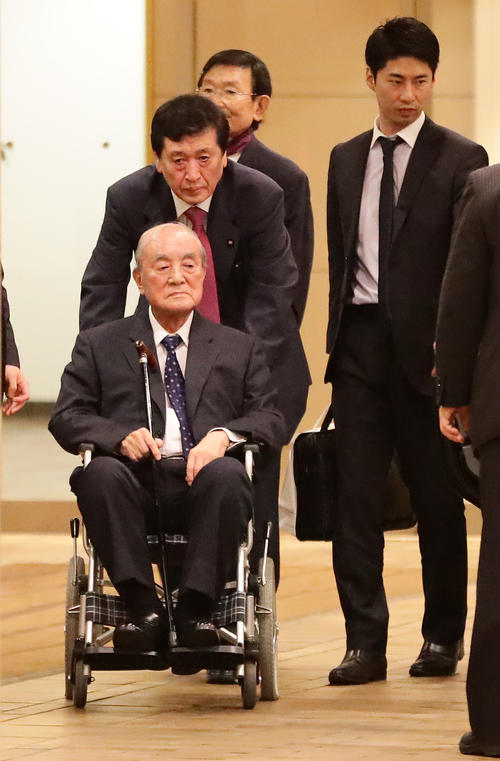 車いすを関係者から押され都内マンションから出る中曽根康弘元首相（手前）＝２０１６年５月３１日