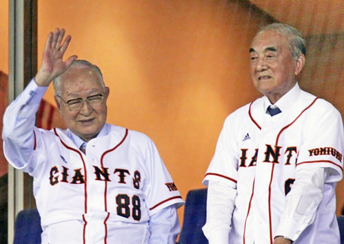 原監督のユニホームを着用し観客に手を振る巨人渡辺恒雄会長（左）と中曽根康弘元総理（2006年4月12日撮影）