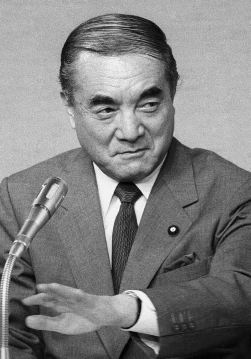 1986年5月、首相官邸で記者会見する中曽根康弘首相（共同）