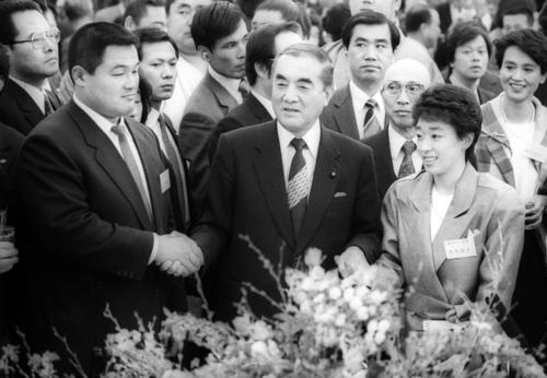 86年3月、スポーツ選手の懇親会で山下泰裕氏（左）と握手する中曽根康弘氏。右は橋本聖子氏