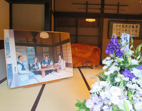青雲堂にはロンヤス会談時の写真も飾られていた（撮影・佐藤勝亮）