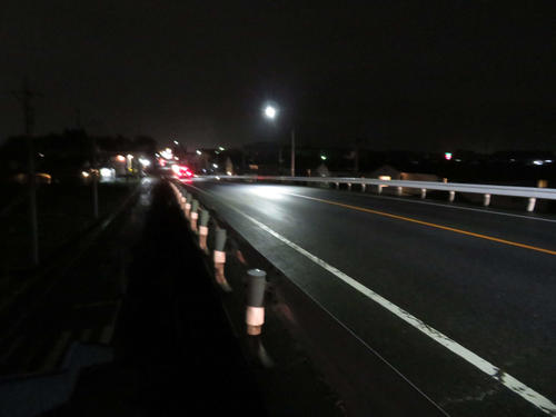 小学6年の女児が逃げた際、はだしで走ったとみられる栃木県小山市内の陸橋（11月23日撮影）