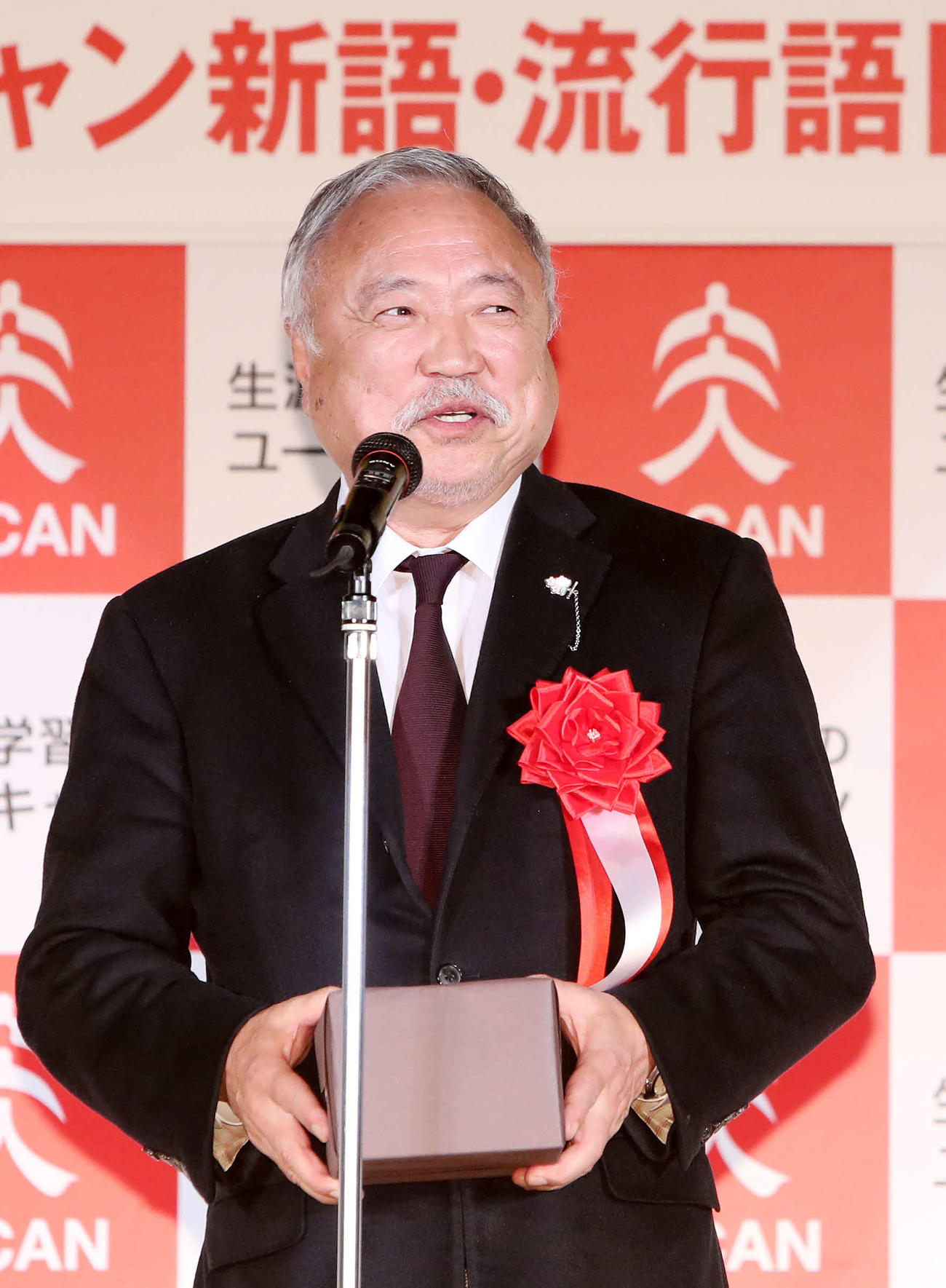 年間大賞を受賞しあいさつする日本ラグビー協会森会長（撮影・鈴木正人）