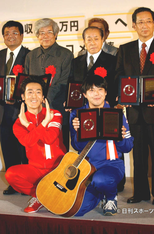 2003年新語・流行語大賞に選ばれたテツandトモ（前列）、後列右から北川正恭氏、野中広務氏