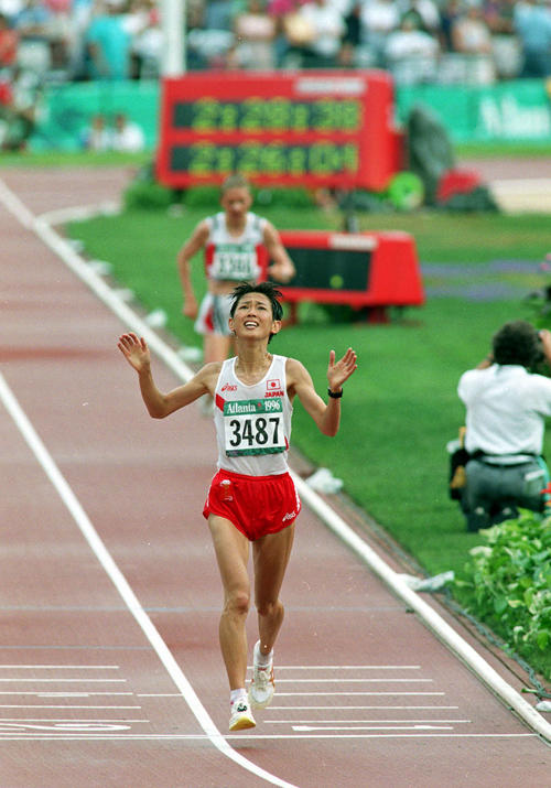 1996年アトランタ五輪女子マラソンでゴールする有森裕子