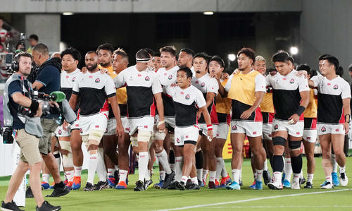 スコットランド戦の直前、互いの肩に手を乗せ一団となって引き揚げる日本フィフティーン（2019年10月13日撮影）