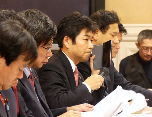 ジャパンライフ事件の被害者が、首相の主張は信用できないと訴える声が山井和則衆院議員（中央）との生電話で流れた（撮影・中山知子）