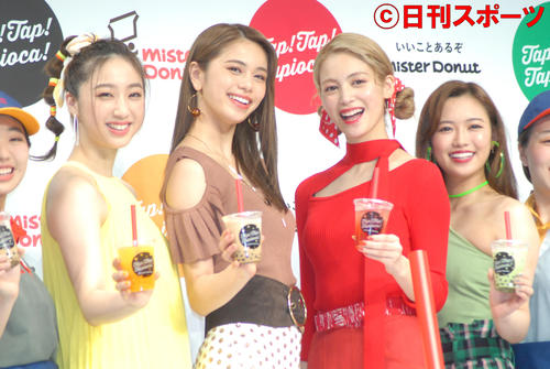 ミスタードーナツの「タピオカドリンク」発売記念乾杯式に出席したE－girlsの左から坂東希、佐藤晴美、楓、山口乃々華（2019年4月23日撮影）