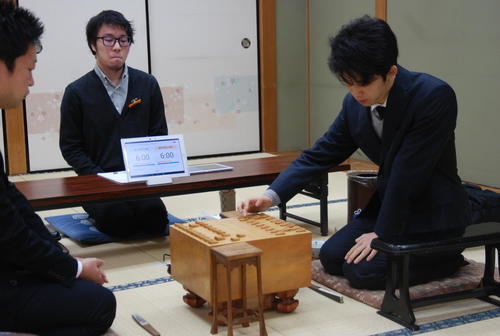 対局に臨んだ藤井聡太七段（撮影・松浦隆司）