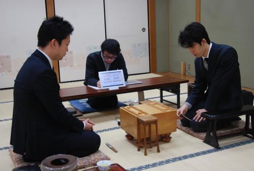 対局に臨んだ船江恒平六段（左）藤井聡太七段（撮影・松浦隆司）