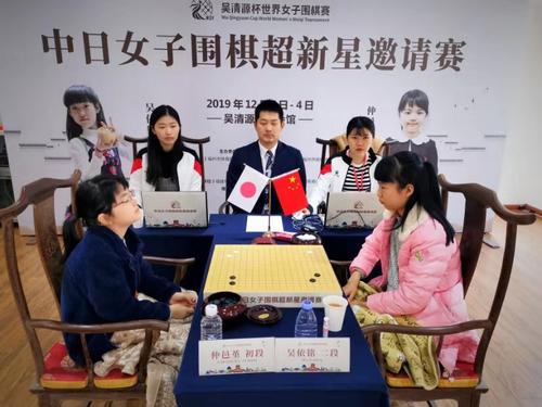 対局に臨んだ呉依銘二段（右）、仲邑菫初段（日本棋院提供）