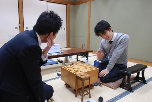 感想戦を行う船江恒平六段（左）藤井聡太七段（撮影・松浦隆司）