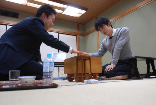 感想戦を行う船江恒平六段（左）藤井聡太七段（撮影・松浦隆司）