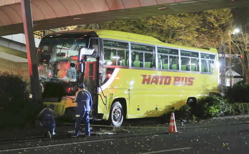 ハイヤーに追突して乗り上げ、街路灯に衝突して止まった「はとバス」の観光バス（共同）