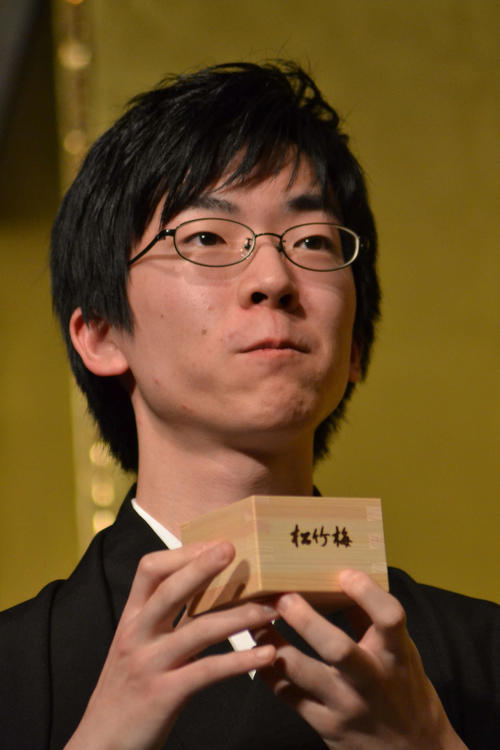 第44期囲碁名人就位式で祝杯の日本酒を口に含む芝野虎丸名人