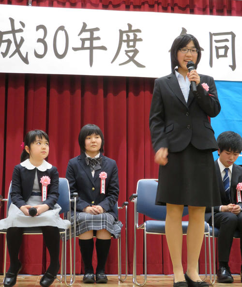 仲邑菫初段（左）と、スピーチする羽根彩夏初段（右）（2019年03月26日撮影）